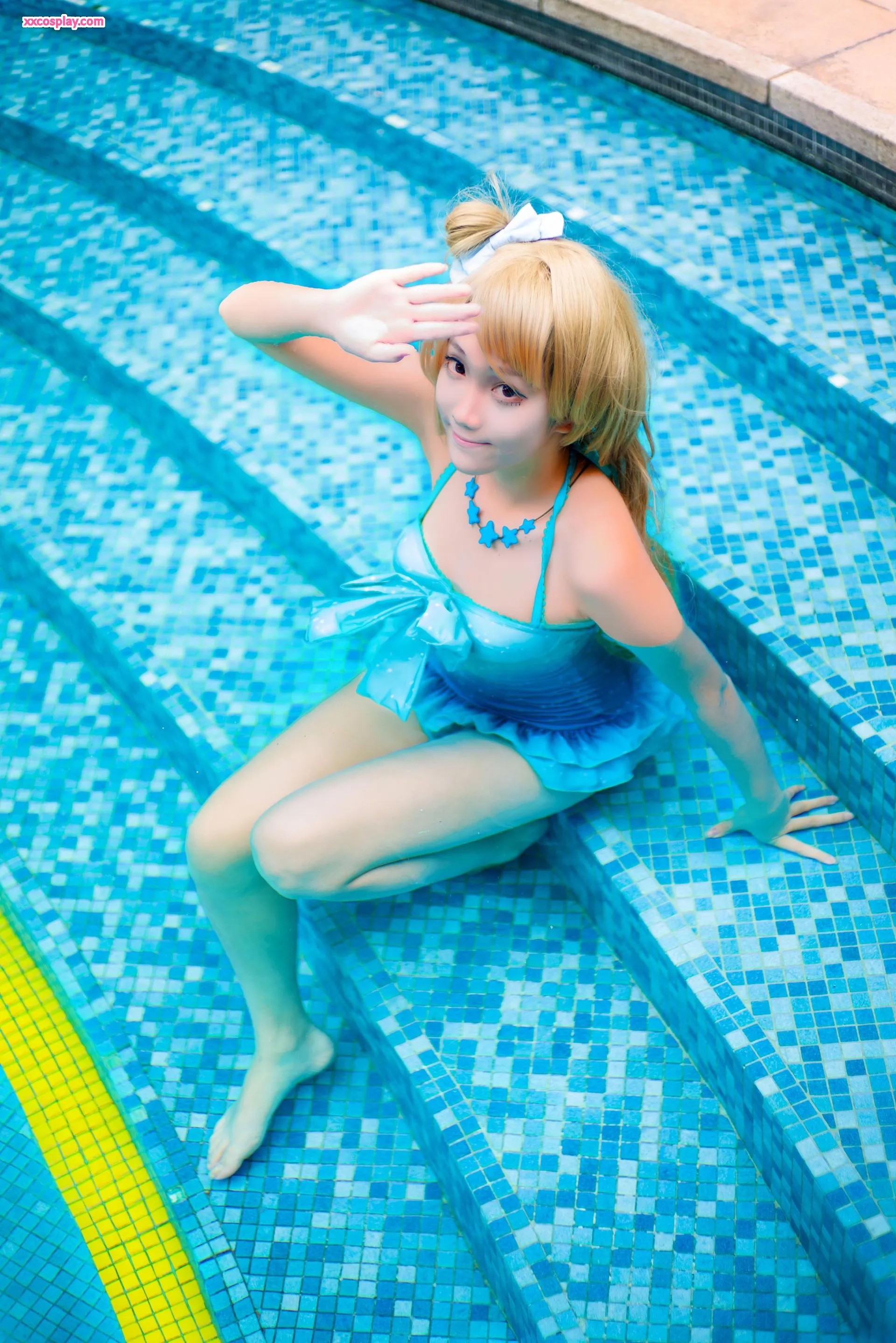 Momoko bilang Minami Kotori: Punong-malaking Swimsuit sa Poolside